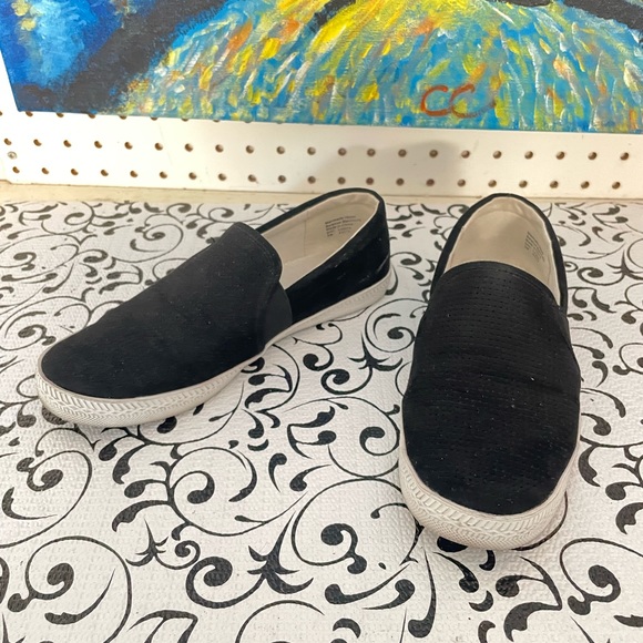 Ladies black slip on shoes. Size 5 - Picture 2 of 5